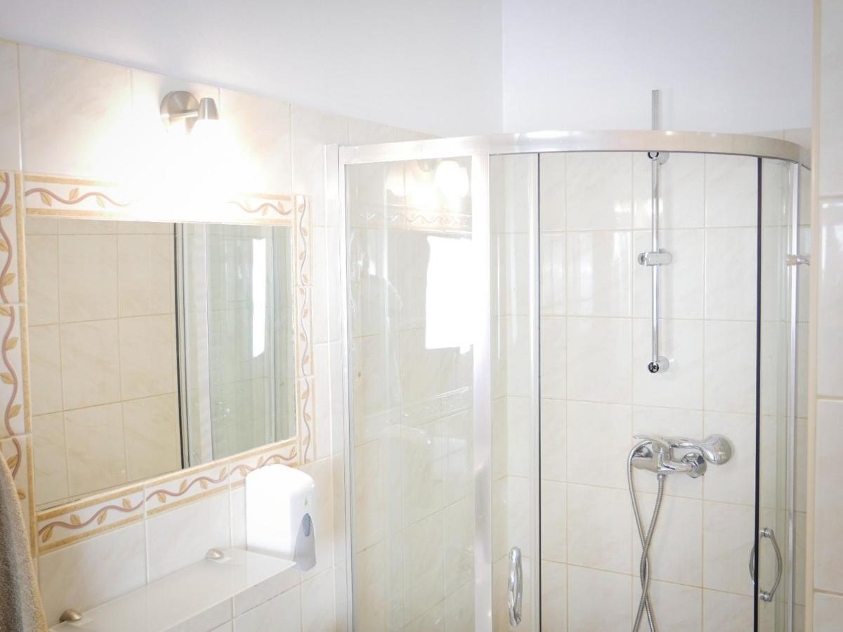 Heynow Rooms, Apartments And Hostel In City Center Краков Экстерьер фото